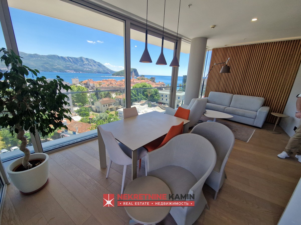 Şehir merkezinde panoramik manzaralı lüks iki odalı daire, Budva